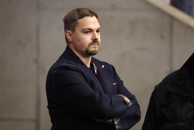 Geschäftsführer Jörg Buschmann sucht nach Lösungen für den Einbau einer Flex-Bande.