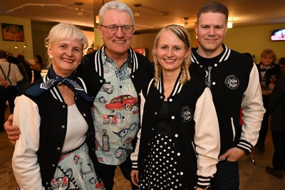 Kerstin und Frank Göldner sowie Anne und Daniel Oelschlägel (v. l.) aus Lichtentanne haben die Firebirds schon mehrfach auf Kreuzfahrtreisen erlebt.