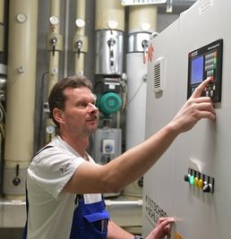 Techniker André Herklotz fährt das Blockheizkraftwerk im Freiberger Johannisbad langsam hoch.