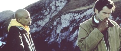 Szene aus dem irischen Film "Der amerikanische Neffe" mit Hill Harper (links) und Pierce Brosnan. Er kam 1998 in die Kinos. 