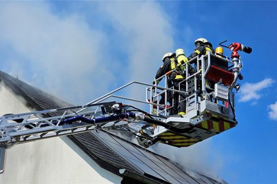 Die Feuerwehren von Niederwiesa, Lichtenwalde und Flöha löschten den Brand auch mithilfe der Drehleiter.