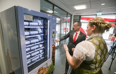Michael Kreuzkamp, Vorstandsvorsitzender der Sparkasse, und Sarah Kretzschmar vom Biohof Kretzschmar am Eier-Automaten.