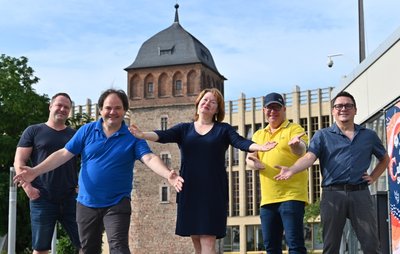 "Kommt herein in die Stadt": Holger Raddatz, Raphael Steinbock, Bianca Steinbock, Sebastian Thieswald und Sebastian Steger (von links) sind der harte Kern des Vereins Chemnitzer Bürgerfest. Für den 27. bis 29. August planen sie das zweite Herzschlag-Fest an der Stadthalle. 