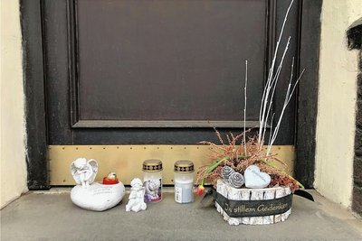 Die Ermordete und der Angeklagte hatten in Chemnitz ein Restaurant betrieben. Vor der Tür des Restaurants wird an die Frau gedacht. 