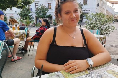 Die 19-jährige Anna Brenz aus Frankenberg ist in Sachsen geboren und aufgewachsen. Nun ist sie für ihr Medizin-Studium 900 Kilometer weit weg nach Ungarn gezogen.