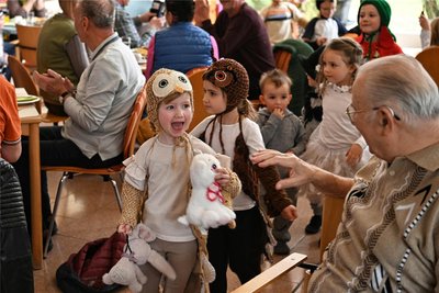 Freude bei den „Glücksboten“ in Rochlitz: Milla entdeckt und begrüßt ihren Urgroßvater Gottfried Scheibner.