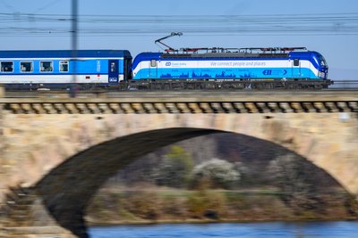 Ein Eurocity Zug aus Tschechien fährt über die Marienbrücke. in Dresden.
