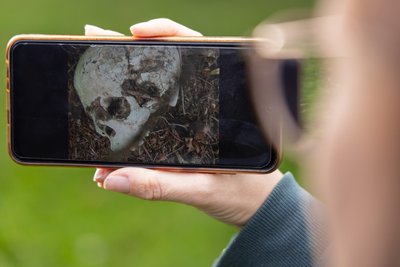 Linda Seifert zeigt auf ihrem Smartphone den fotografierten Schädel.