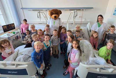 Die Schönecker Kindergartenkinder im Krankenhaus mit den Patienten Margit Wolf (links) und Dorothea Unger.