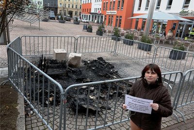 Stadtbibliothek-Leiterin. Adriana Bellmann vor den Resten der Mini-Bücherei. 