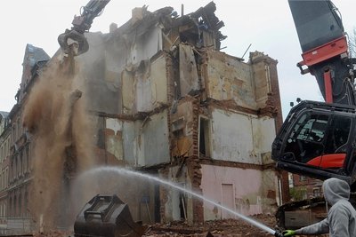 Der Abriss des Gebäudes Pestalozzistraße 25 durch die Firma Ebersbach aus Oelsnitz hat in diesen Tagen begonnen. Die Arbeiten sind nicht ganz einfach, da der Giebel des Nachbarhauses gesichert und saniert werden muss. Auf der Fläche entsteht anschließend eine Grünfläche. 