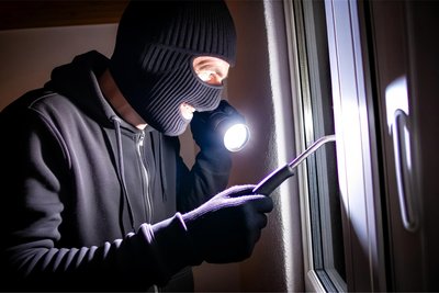 Der Einbrecher ist über ein Fenster ins Büro eingestiegen (Symbolbild).
