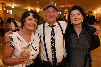 Steffi Haubold aus Treuen, Jörg Schröder aus Neuwürschnitz und Ute Reuther aus Oelsnitz/E. (v. l.) kennen die Firebirds inzwischen auch persönlich.