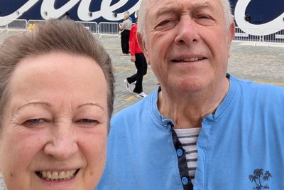 Janina und Rudolf Schwab aus Posseck vor der „Mein Schiff 5“. Zehn Tage lang lagen die Vogtländer kriegsbedingt mit dem Kreuzfahrtriesen im Hafen von Katars Hauptstadt Doha.