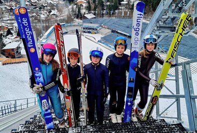 Marit Lehmann, Jakob Götzel, Pepe Schönherr, Merle Probst und Luna Göhler (von links) auf der Schanze in Oberstdorf. 
