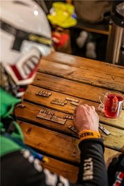 Letzte Prüfung mit zittrigen Händen: Im Ziel ein Puzzle zusammensetzen aus 16 Teilen der Kontrollpunkte.