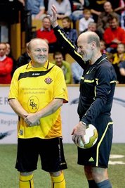 Auch beim Hallenmasters in der Zwickauer Stadthalle war Kurt „Poldi“ Müller als Schiedsrichter dabei. So unter anderem 2011 beim Spiel der Traditionsmannschaft von Dynamo Dresden mit Dieter Riedel.