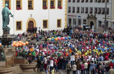 Zu Füßen von Otto dem Reichen haben sich 750 Kinder versammelt.