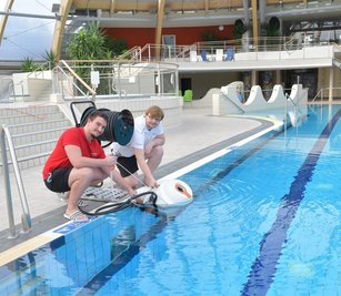 Ausbilder Tobias Kuß (links) brachte am Donnerstag gemeinsam mit Kevin Möller, der im ersten Lehrjahr der Ausbildung zum Fachangestellten für Bädertechnik ist, im Johannisbad einen Bodenreiniger zu Wasser. Die Wasser- und Hallentemperatur lag bei 16 Grad Celsius. 