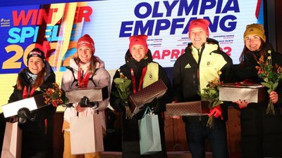 Sie sind und bleiben die Aushängeschilder des Bundesstützpunkts und Wintersportclubs am Fichtelberg: Skilangläuferin Katharina Hennig, Biathletin Denise Herrmann, die Nordischen Kombinierer Eric Frenzel und Terence Weber sowie Rodlerin Julia Taubitz - hier während des Olympia-Empfangs in Oberwiesenthal. 