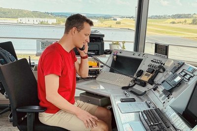 Geschäftsführer Robert Rahnfeld bei der Arbeit auf dem Tower vom Verkehrslandeplatz Jahnsdorf.