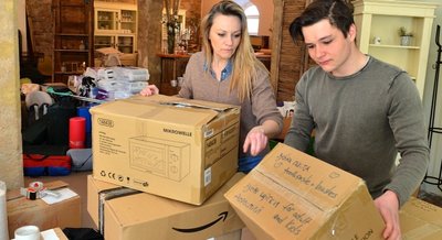 Hilfspakete für die Ukraine: Nancy Uhlig und ihr Sohn Stan packen in Lichtenwalde mehrsprachig beschriftete Kartons zusammen. 