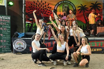 Die Dancehall-Gruppe des Room Hip-Hop Spot am Bernsbachplatz tanzte nicht nur selbst, sondern sorgte auch dafür, dass viele der Gäste des Festivals mit ihnen tanzten.