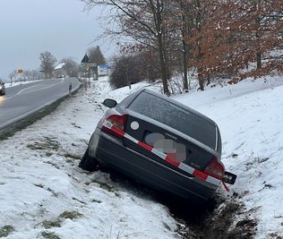 Der Volvo kam am Donnerstagabend nach rechts von der Straße ab und landete im Seitengraben.