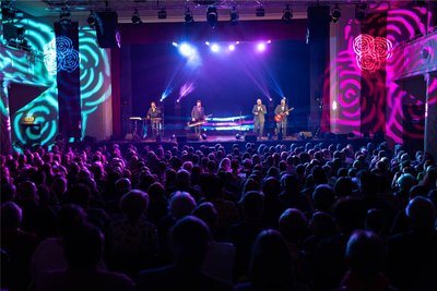Die Notendealer feierten ihr Bühnenjubiläum im Tivoli mit Musik und Comedy und einem begeisterten Publikum.