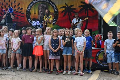 Vielleicht die Reggae-Musikerinnen und -Musiker von morgen: Die Leipziger Band Small Town Artists spielte einige ihrer Songs ganz wunderbar mit 40 Chemnitzer Mädchen und Jungen.