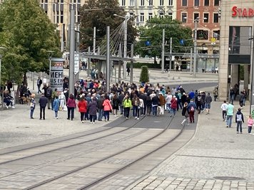 Am Samstagnachmittag trafen sich Vogtländer zu einem neuerlichen Spaziergang in der Plauener Innenstadt.