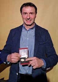 Thomas Krodel zeigt seine Auszeichnung - die "Ewald-Kroth-Medaille" in Gold. 