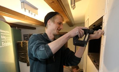 Sebastian Ziehr von der Tischlerei Sonnenfeld aus Dennheritz ist im Depotanbau am Karl-May-Haus mit dem Vitrinenbau beschäftigt.