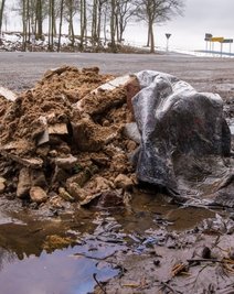 Das Areal direkt an der B 101 ist bekannt für illegale Müllablagerungen. 