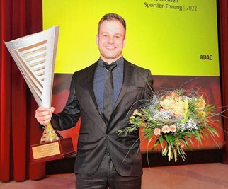 Über Blumen und Pokal freute sich der Plauener Philip Geipel bei der Gala des ADAC Sachsen in Zwickau.