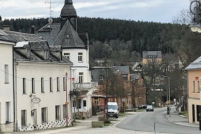 Auf der Bosestraße in Bad Brambach (Blick aus Richtung Marktplatz) finden dieses Jahr Straßenbauarbeiten statt.