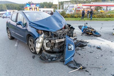 Bei einem Unfall in Geyer ist ein Motorradfahrer schwer verletzt worden.