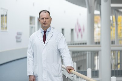 Dr. Peik Mutze ist Chefarzt der Klinik für Orthopädie und Unfallchirurgie in Freiberg.
