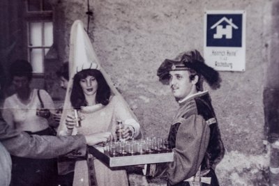 Andreas Bilz (r.) in Verkleidung bei einer Veranstaltung in den 1980ern.