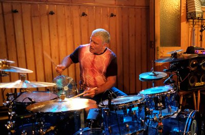 Carl Palmer am Schlagzeug.