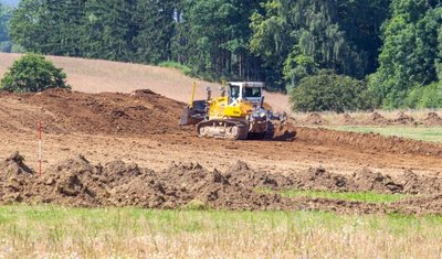 Links und rechts der B 92, unmittelbar an der Autobahn, bewegen Planierraupen bereits Erde. Doch das Industrie- und Gewerbegebiet Oberlosa Teil 1 polarisiert.