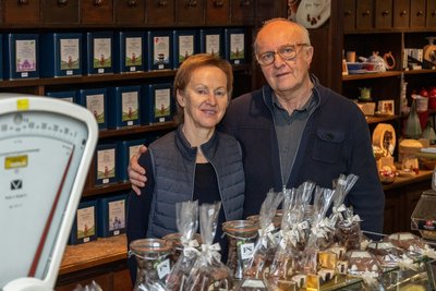 Regina (63) und Rainer (65) Döhling verabschieden sich als Inhaber des Falkensteiner Wein- und Teehauses H.W. Viehweg an der Schloßstraße. Nach 130 Jahren in der Familie geht das Traditionshaus an den Inhaber der Bäckerei Jahnsmüller in Werda und Kottengrün über. Gerd Jahnsmüller will das bisherige Konzept beibehalten. Die Döhlings schließen kurz vor Weihnachten, Jahnsmüller starten im Januar.