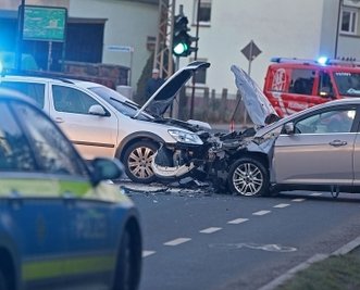 Bei dem Unfall wurden beide Autos schwer beschädigt.