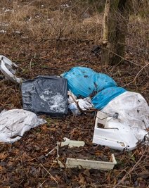 Neben Bauschutt, Dachpappe und Autoreifen wurden auch Kunststoffsäcke weggeschmissen.