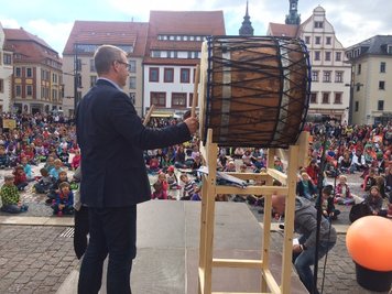 Oberbürgermeister Sven Krüger trommelt mit