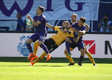 Calogero Rizzuto (links) und Clemens Fandrich (rechts) von Aue im Kampf um den Ball mit Justin Jacob (Mitte) von Dynamo Dresden.