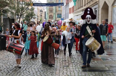 Trotz des Aprilwetters im September haben viele Menschen an der Parade des Puppentheaters durch die Zwickauer Innenstadt teilgenommen. 