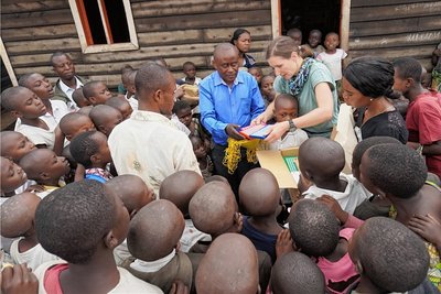 Tine Lickert überreichte den Kindern im Dorf wieder Schulmaterial. Bereits seit 2016 sammelt das Paar aus Sorgau Bücher, Hefte, Stifte und andere Unterrichtsmittel, um Bildung im Kongo zu unterstützen. 