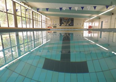 Die Schwimmhalle Bernsdorf ist zu alt. Ein Neubau soll her.