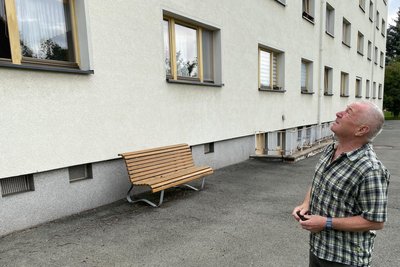 Sorgenvoller Blick nach oben. Hans-Dieter Denner wohnt seit 48 Jahren in dem Wohnblock an der Neuberinstraße. Jetzt hat er das erste Mal so richtig die Nase voll.